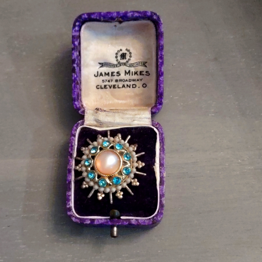 Glass and Gold tone pinwheel brooch.